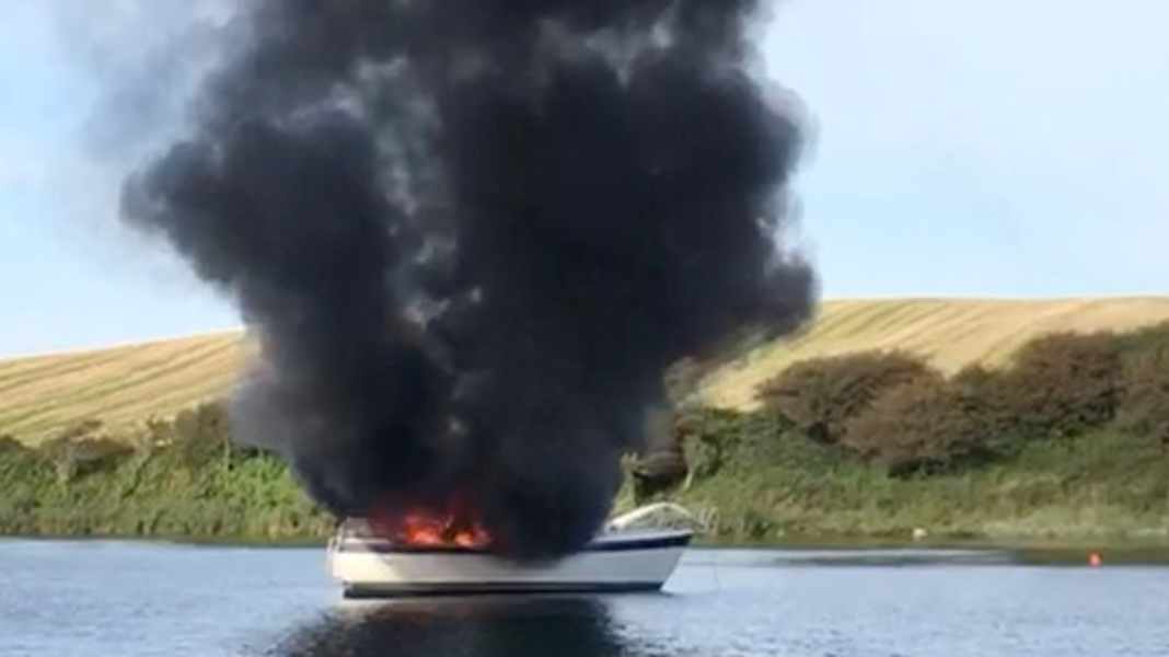 Catastrophe maritime : un voilier allemand part en flammes