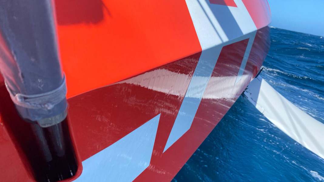 Regatta: Vendée Globe: "Arkéa Paprec" rammt UFO, Wassereinbruch