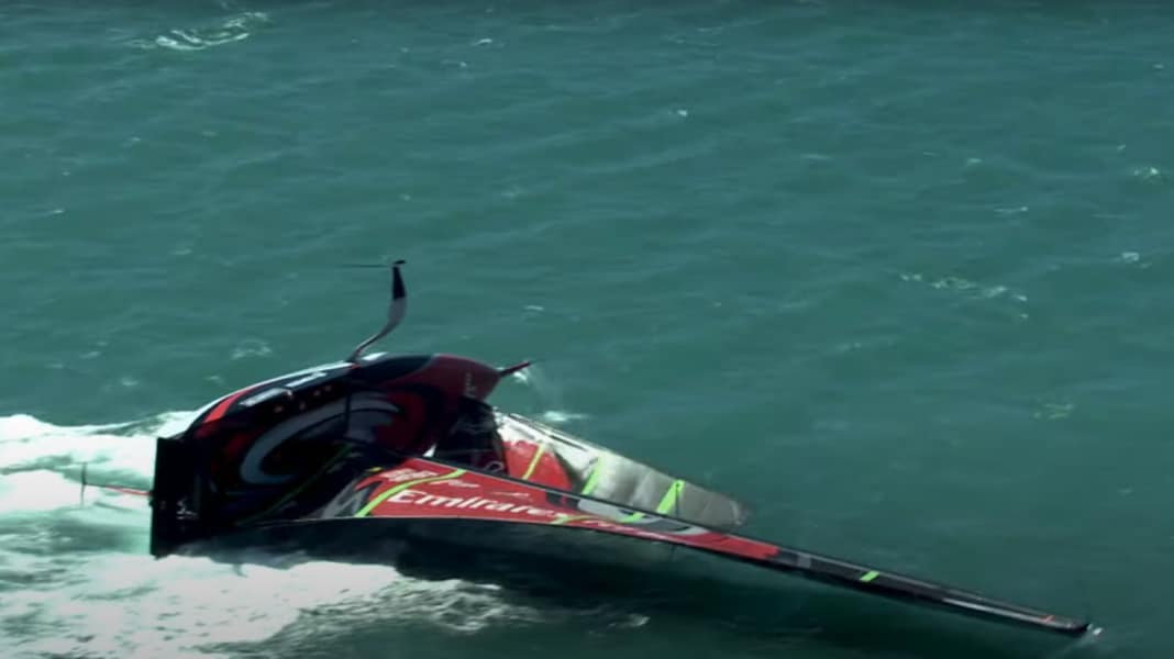 Regatta: America's Cup: New Zealanders capsize with Krakenfoiler