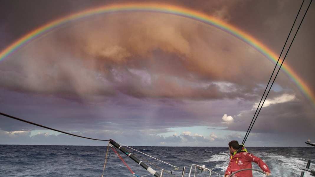 Volvo Ocean Race : Dongfeng met la pression, Dee Caffari choisit le camouflage