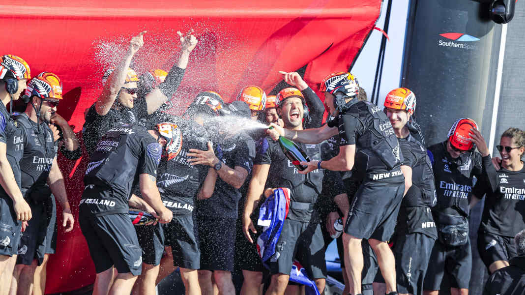 Regata: Coppa America: vittoria per gli uomini in nero