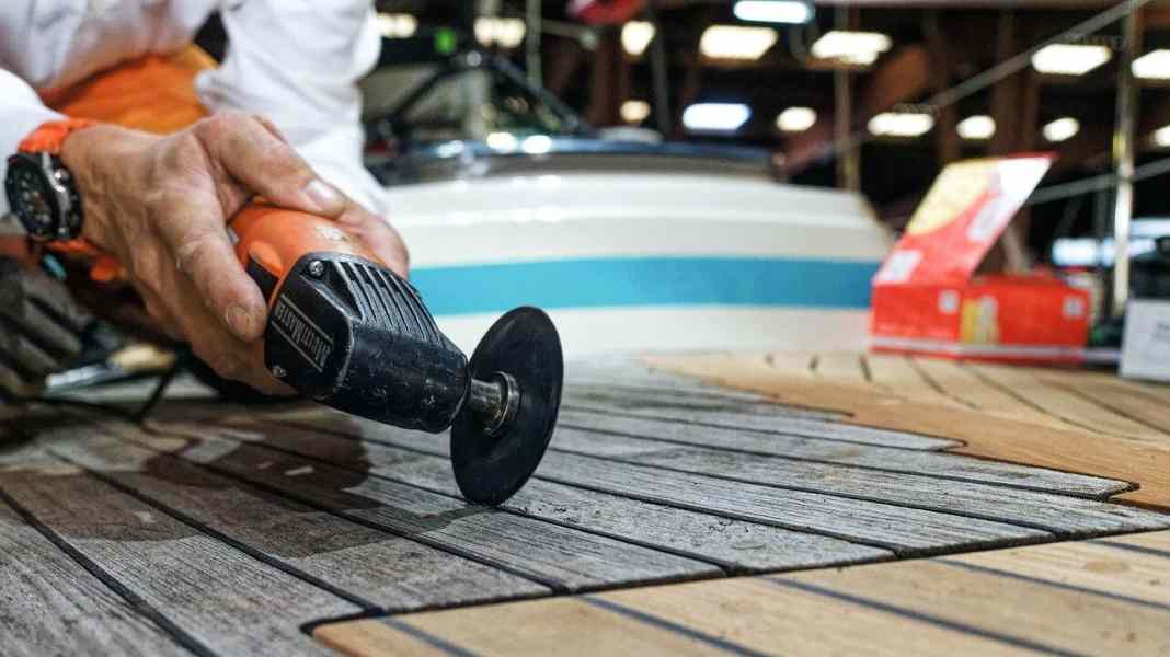 Workshop: Renovating the teak deck with epoxy