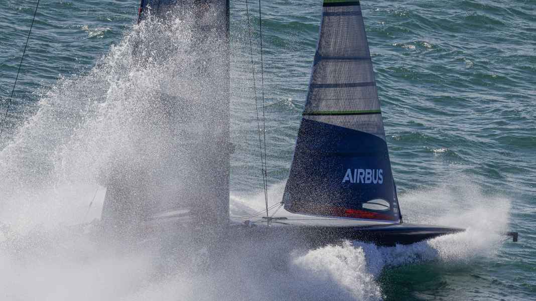 Regatta: America's Cup: 53 knots - low flying in race mode