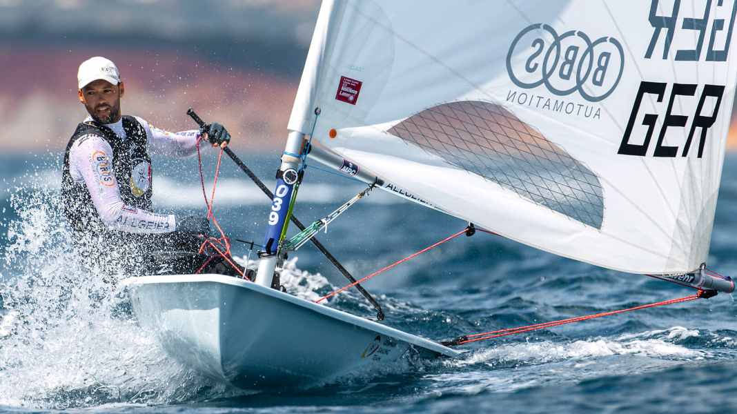 World champion tames Olympic champion: Philipp Buhl keeps Robert Scheidt at bay