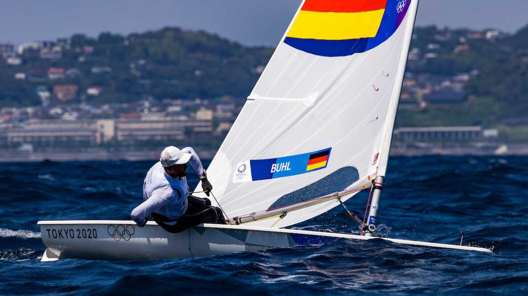 Medalrace im Laser steht an: Das Morgen-Update aus Enoshima: Großer Tag für Philipp Buhl!
