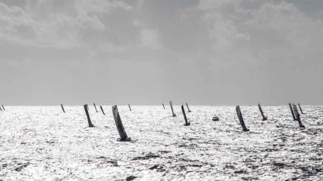 Etappe eins im Mini-Transat 2021 läuft!: Gewagtes Spiel