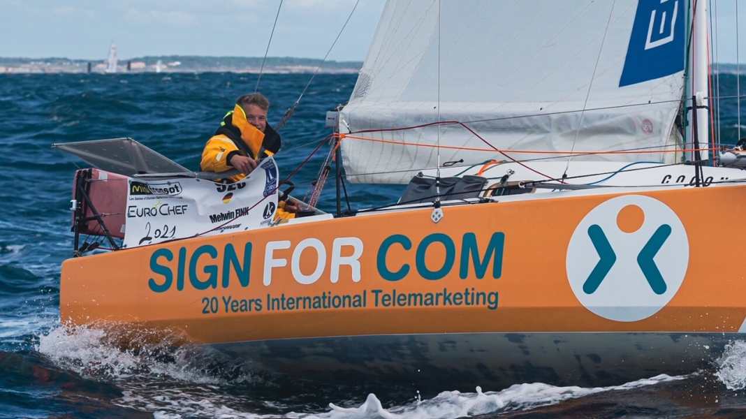 Un adolescent s'empare de la victoire d'étape : Melwin Fink mène la mini-transat et fait bouger le monde de la voile