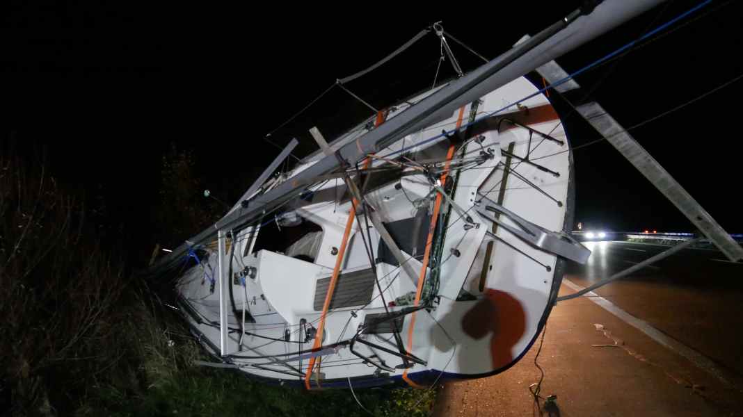 Unfall: Segelboot auf A1 "gekentert"