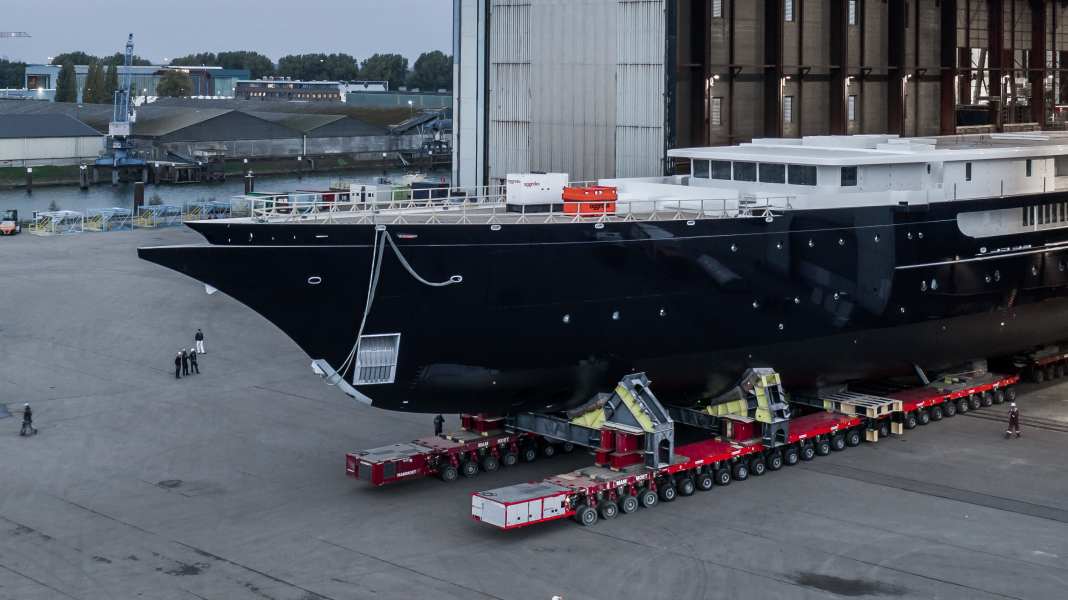 Nach Streit um Brücken-Passage: Jeff Bezos' Mega-Yacht "Y721" heimlich aus der Werft geschleppt