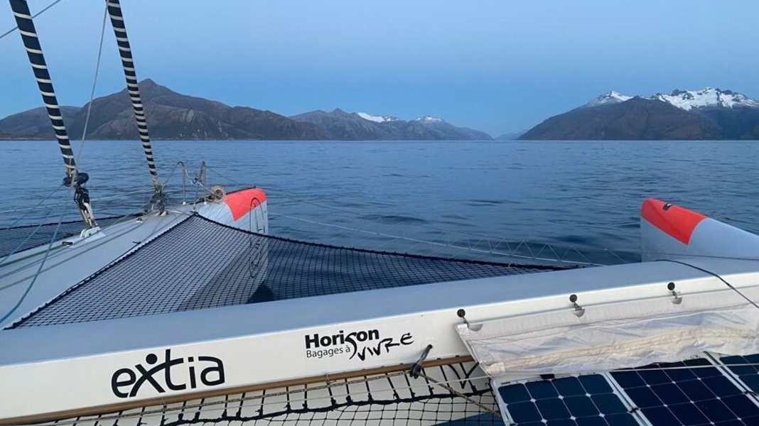 Around the world against the wind: storm slows down "Use it again!": Doomed to wait in Cook Bay