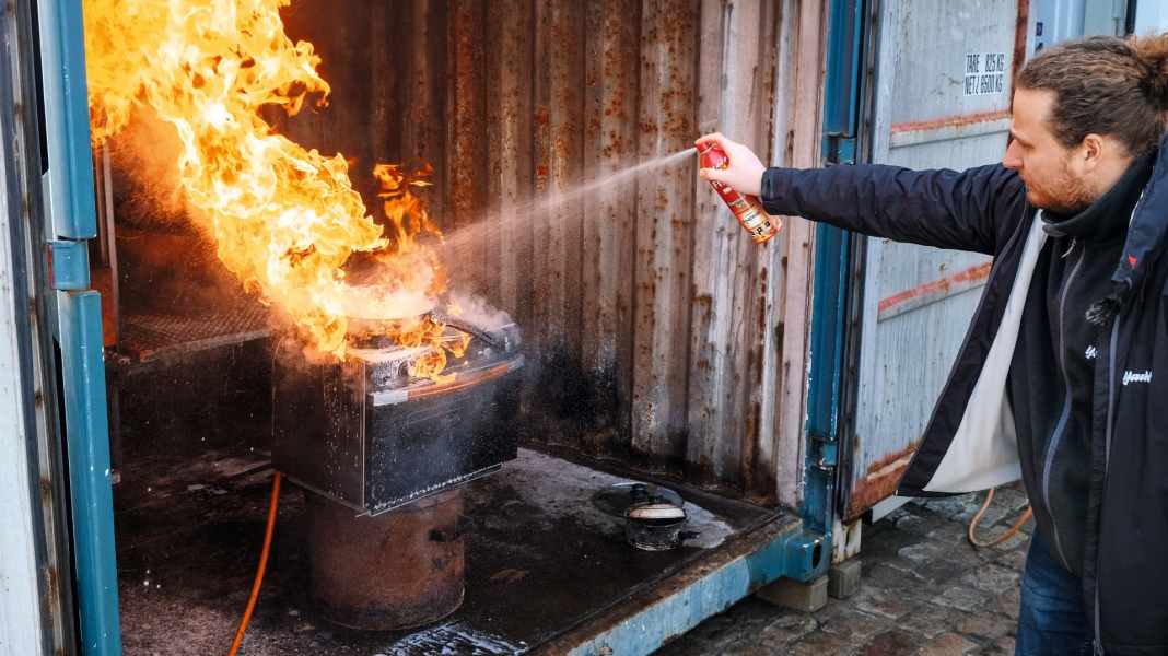 Test d'extincteurs en spray : petits extincteurs pour l'usage à bord