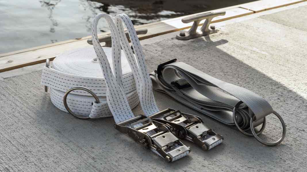 Manovra di ormeggio con cima di sicurezza: ausilio per il parcheggio del box nel porto d'origine