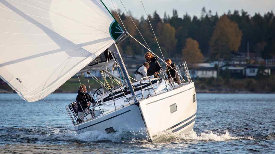 Boote aktuell: Linjett 39: erste Segelbilder der neuen Fahrtenyacht aus Schweden