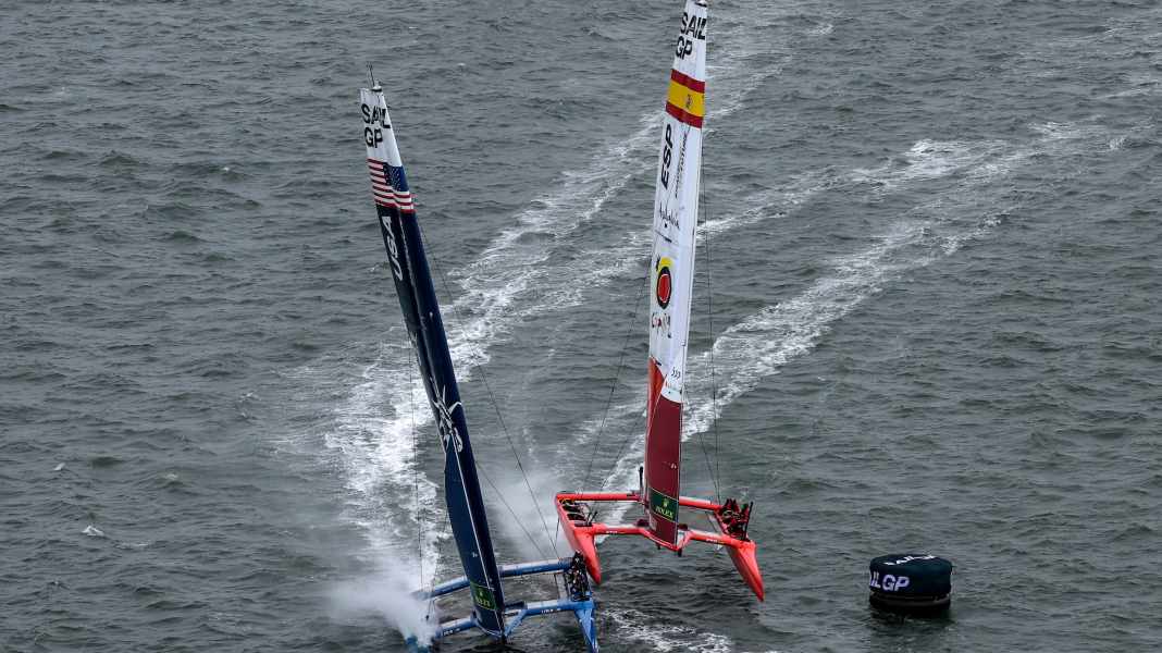 Curioso finale del SailGP con una serie di incidenti e una balena: un milione di dollari per il migliore d'Australia