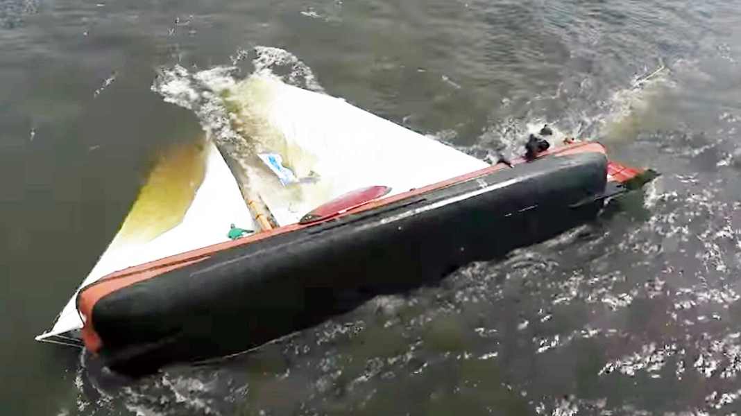 Netherlands: Dramatic pictures: Skutsje capsizes during regatta