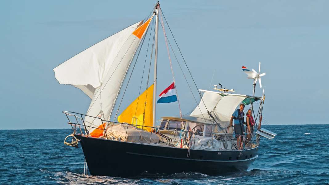 Accident report: Mast breakage in the middle of the Pacific. And now?