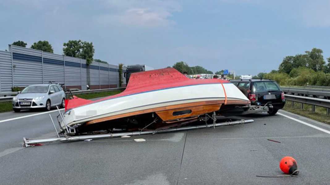 Unfall auf der A1: Ende einer Hängerfahrt: Liegt ein Boot auf der Autobahn ...