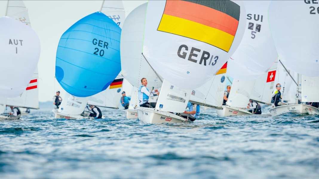 128e Semaine de Kiel : la morosité estivale met les régatiers olympiques à l'épreuve : retenue sur le fjord : les duos de 470 mixtes en test de stress