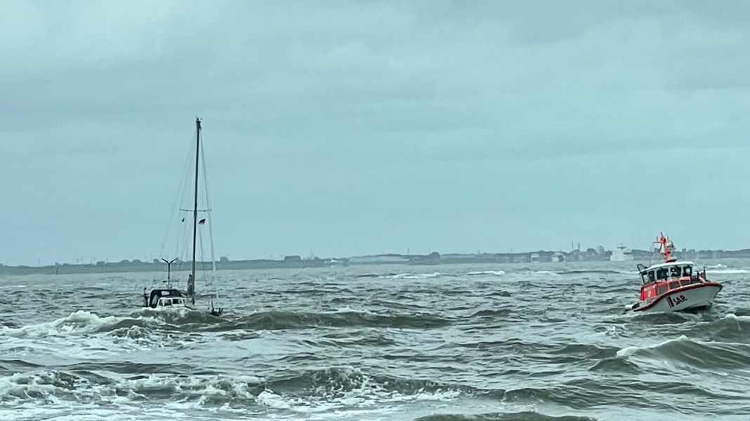Accidents: Marine emergencies: Yacht runs aground, tri loses float and mast