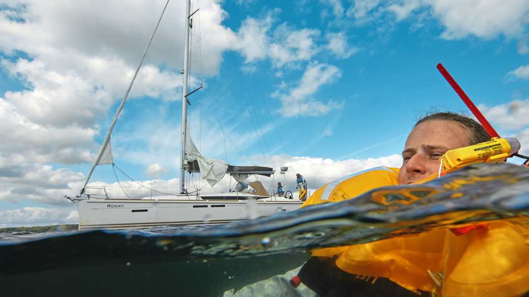 Détresse en mer : un navigateur solitaire tombe à l'eau - et peut être sauvé avec de la chance