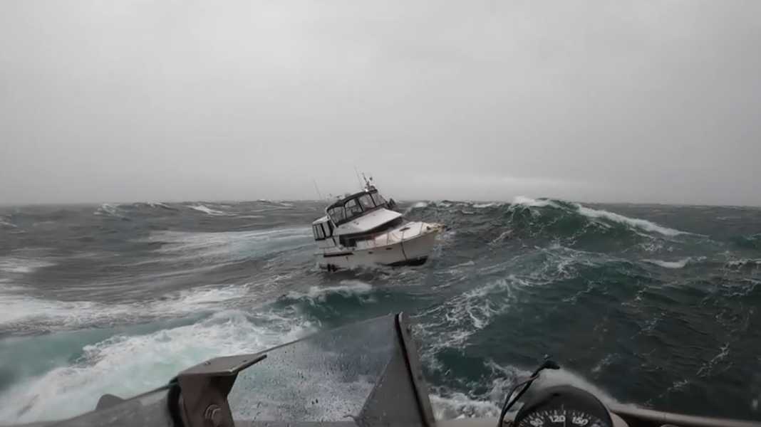 Video di soccorso: Nave di 35 piedi rovesciata da un'onda - lo skipper salvato