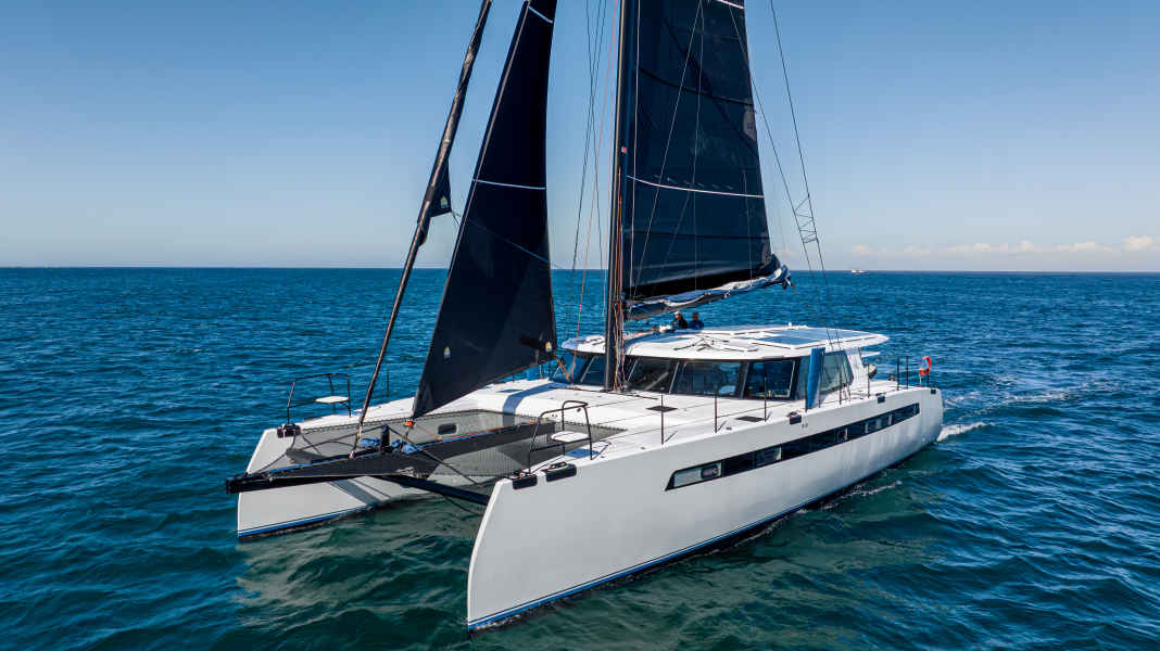Balance 580: First pictures of the sporty blue water catamaran