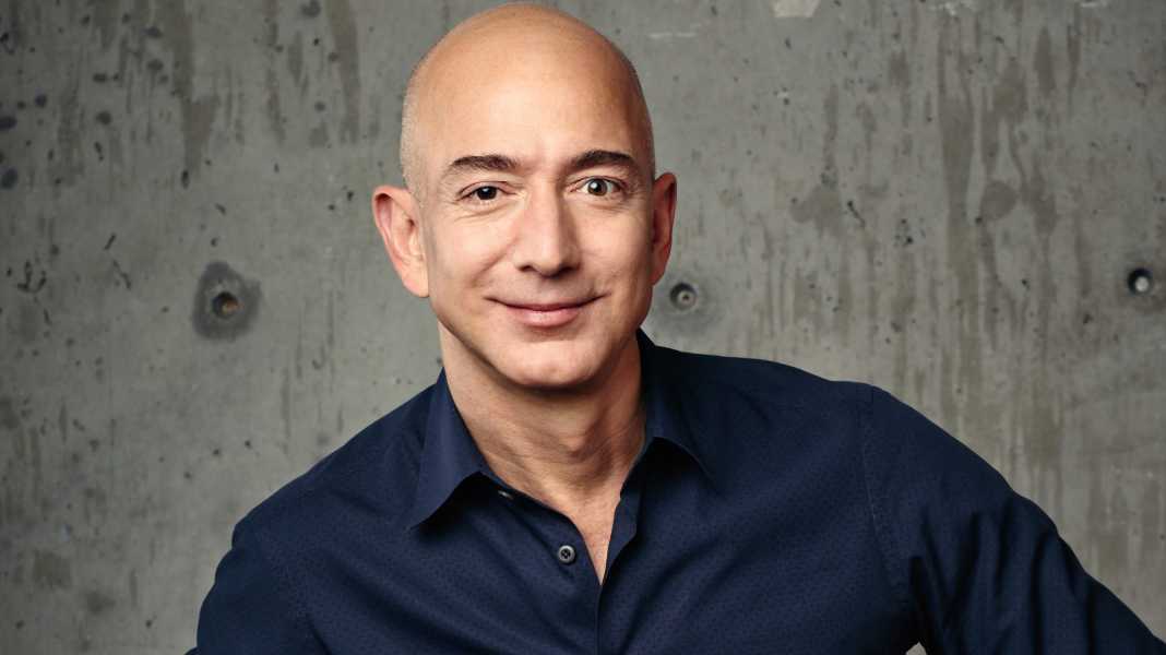 Il mega yacht di Jeff Bezos: gli alberi sono alzati!