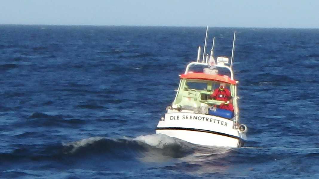 Santiano Geiger : yacht de Pete Sage soulevé et remorqué