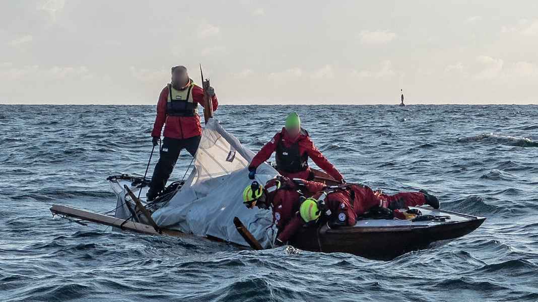 Seenot: Mast von Klassiker bricht bei Nacht im Fahrwasser – Ehepaar gerettet