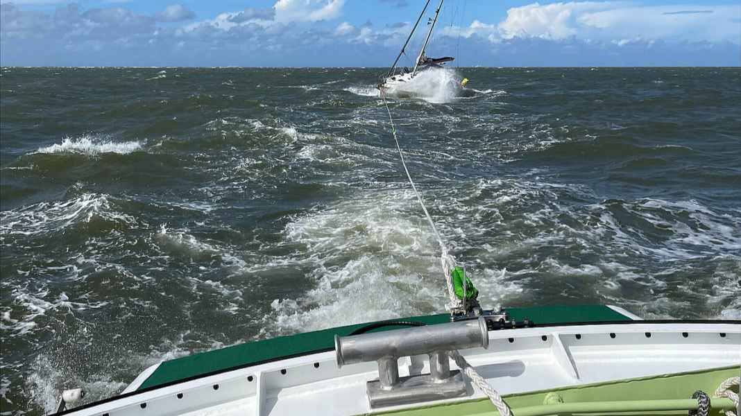 Incagliati: I soccorritori marittimi salvano due barche a vela da un'onda pericolosa