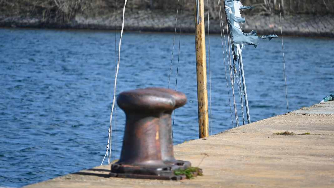 When owners dive: What local authorities can do about junk boats