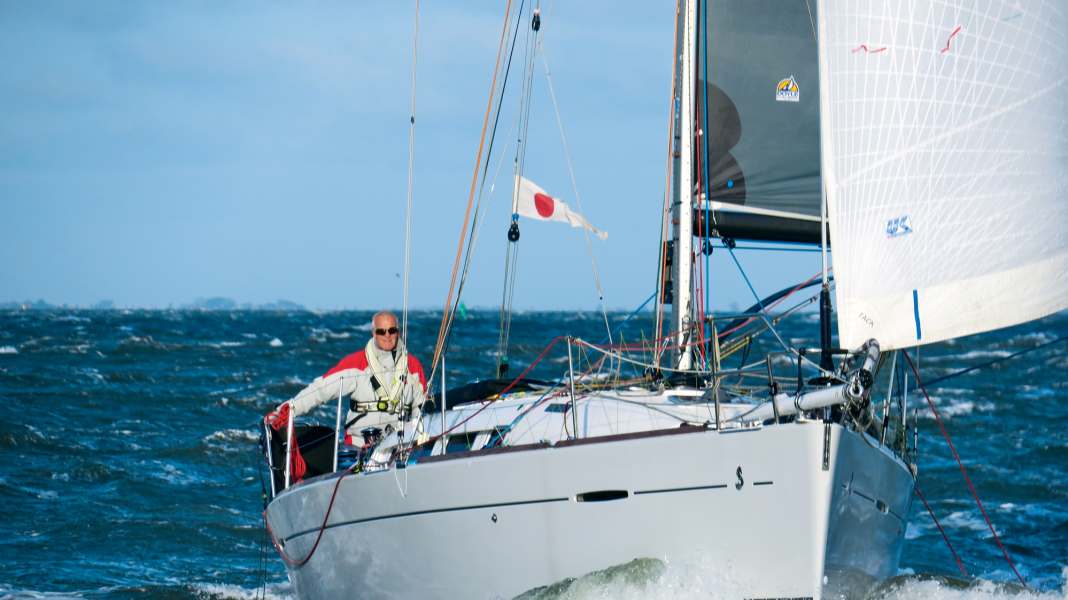 Flag management: number pennant "Unaone" for solo sailors - necessary or unnecessary custom?