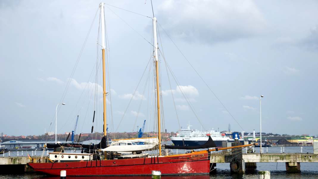 Distress at sea: Accidents in the Weser and Elbe - Traditional ship "Ethel von Brixham" collides with a dam