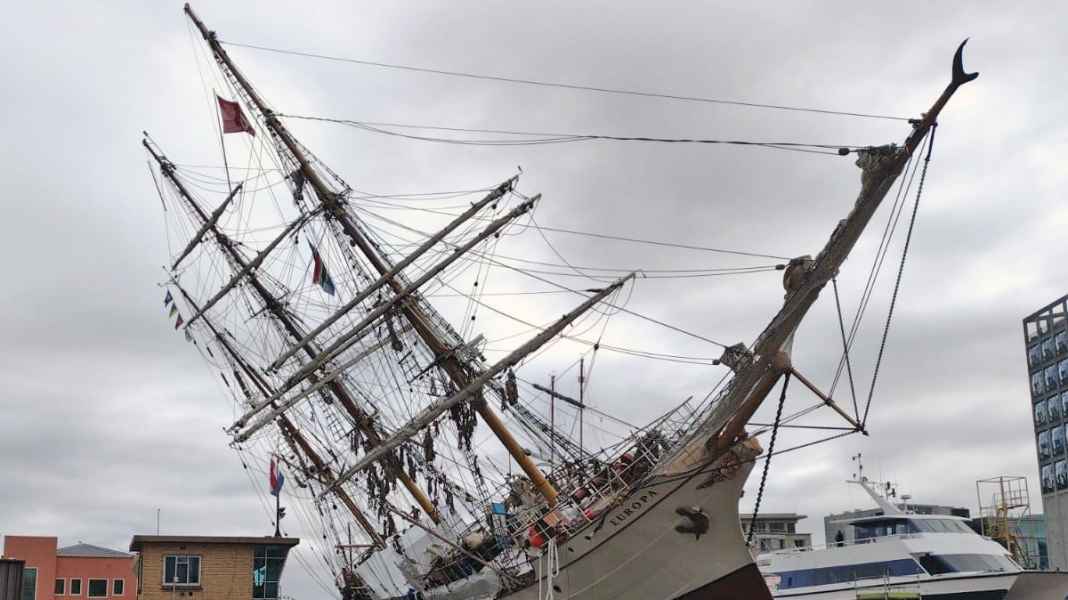 Barque "Europa": Adventure windjammer capsized on land