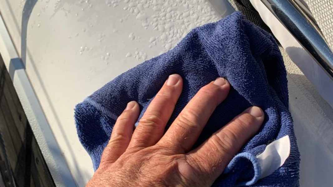 Entretien des bateaux : la rosée du matin est idéale pour le lavage du pont