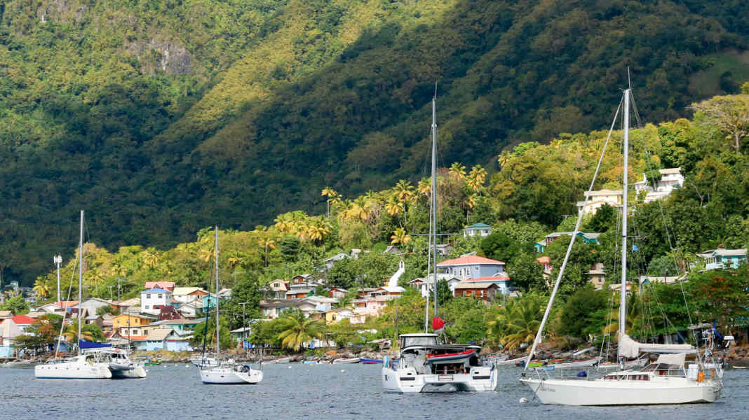 Caribbean: Sailor brutally attacked by pirates at anchor