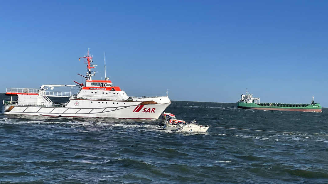 Seenot: Schwere Kollision einer Yacht mit einem Frachter