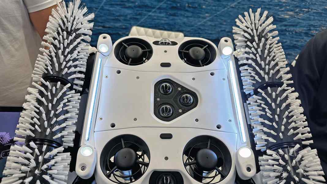 Nouveautés en matière d'équipement : Drone de nettoyage, treuil électrique, cordage et plus de la Mets