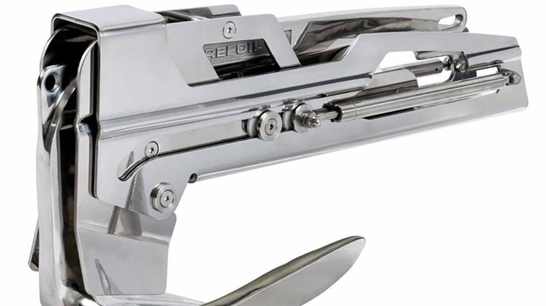 Fittings: Automatic anchor gallows prevent scratches in the hull