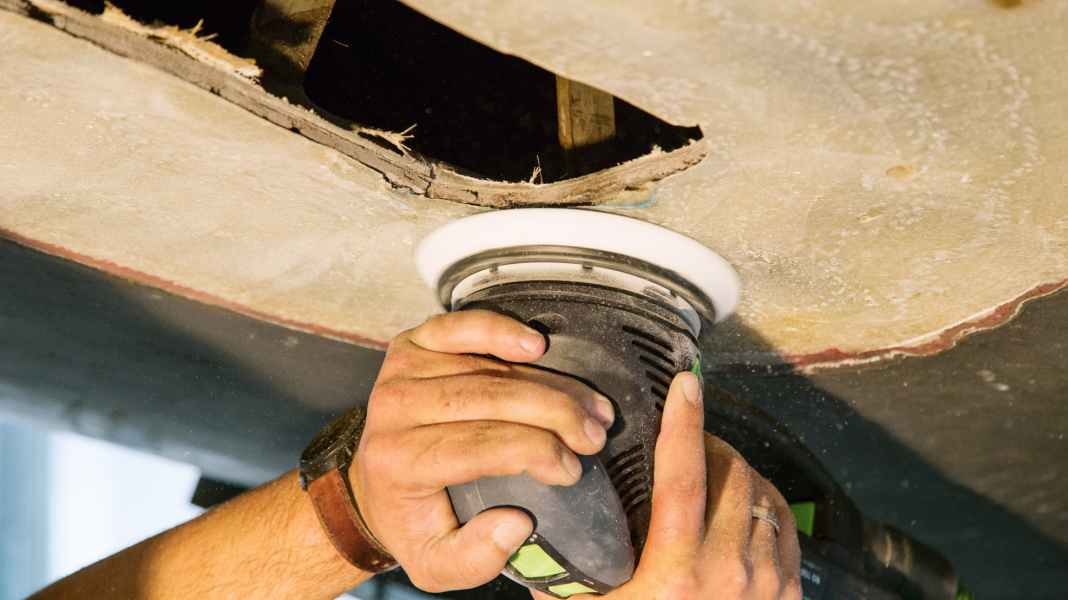 Riparazione della vetroresina: chiusura di piccoli e grandi fori nello scafo