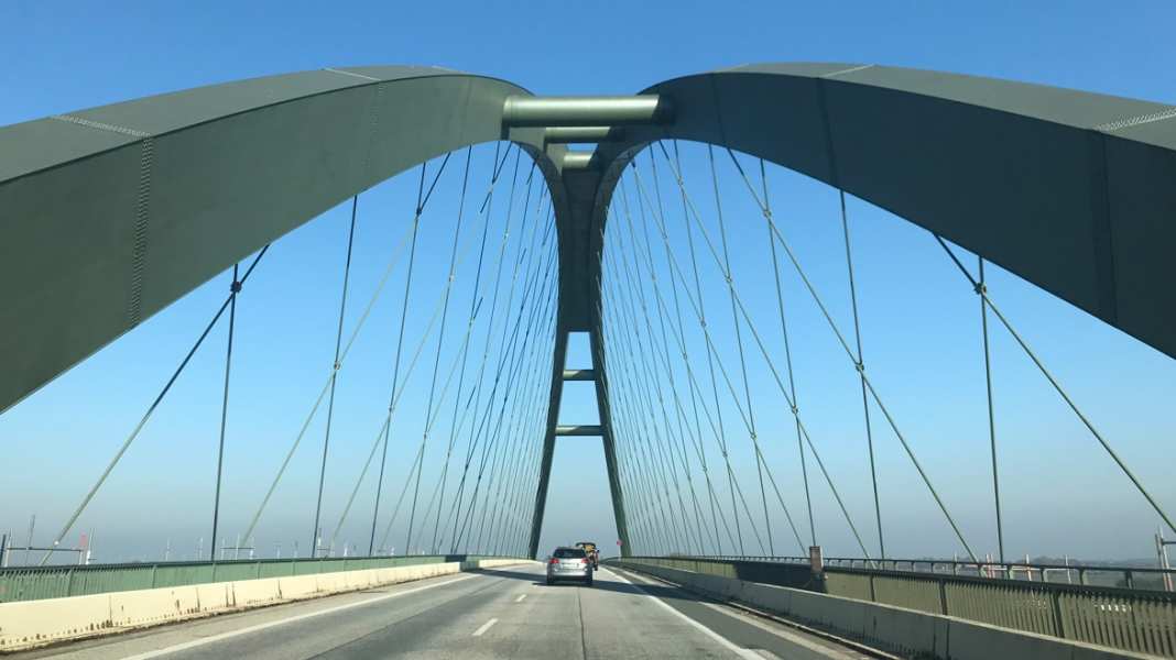 Mer Baltique : pont de Fehmarnsund - hauteur de passage réduite