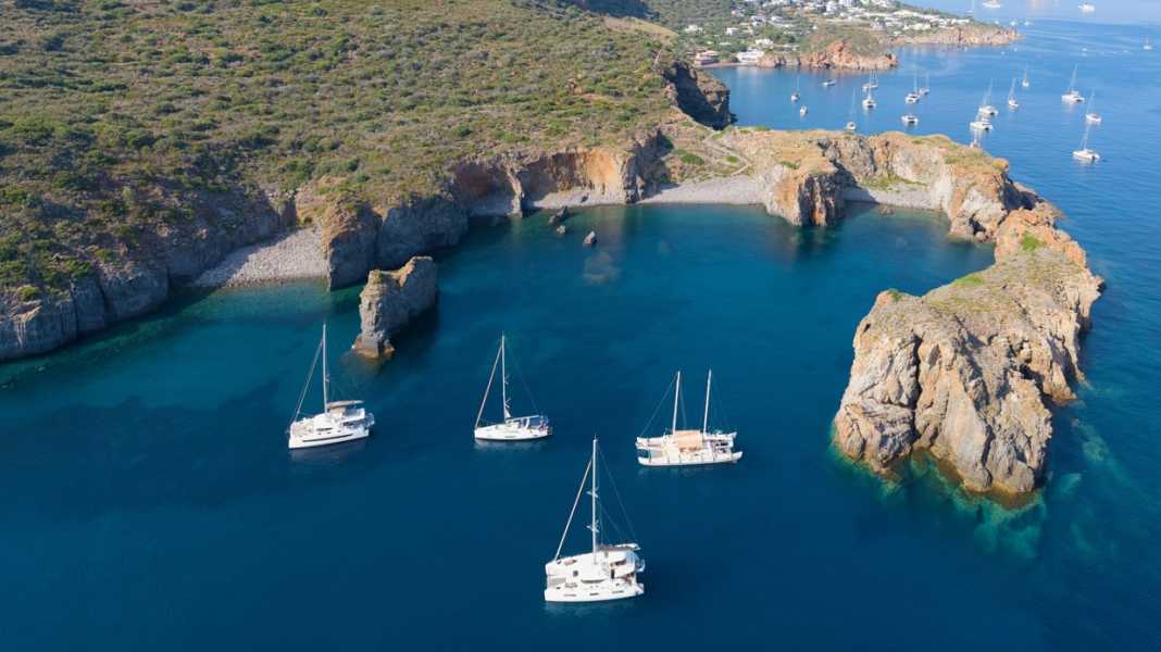 Italien: Liparische Inseln – ein Törn zwischen Wasser, Fels und Feuer