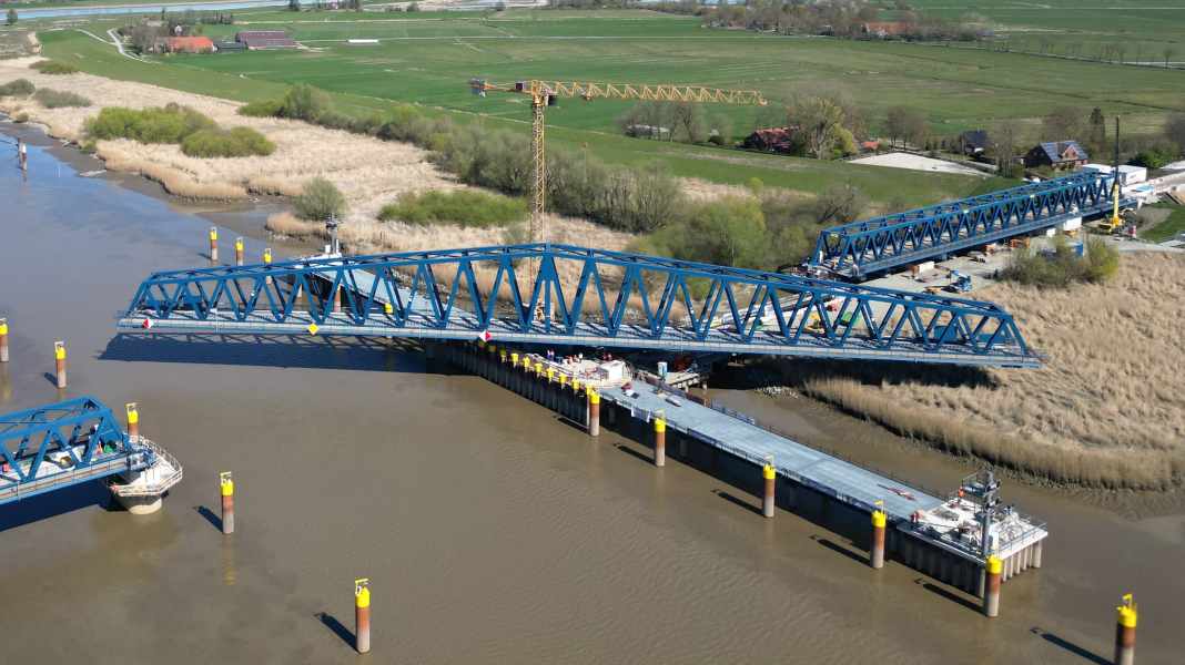 Ems: Probebetrieb - neue Friesenbrücke bei Weener im Mai mit weniger Öffnungen