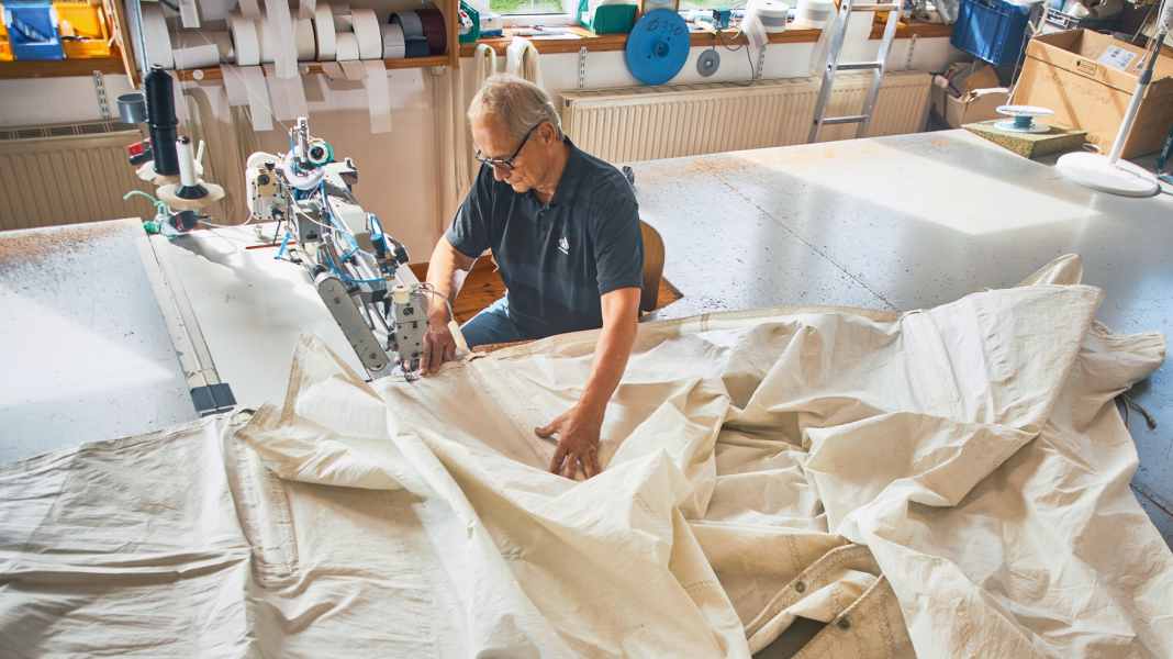 Sailing terms: warp, weft and footshelf - small sailmaking lexicon