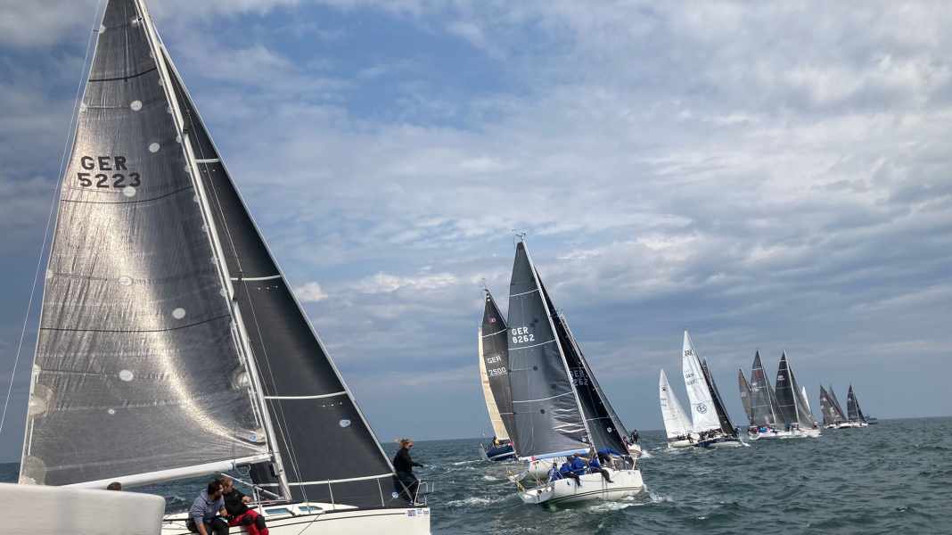Kieler Woche: Partenza in mare sotto spi - e anche finale