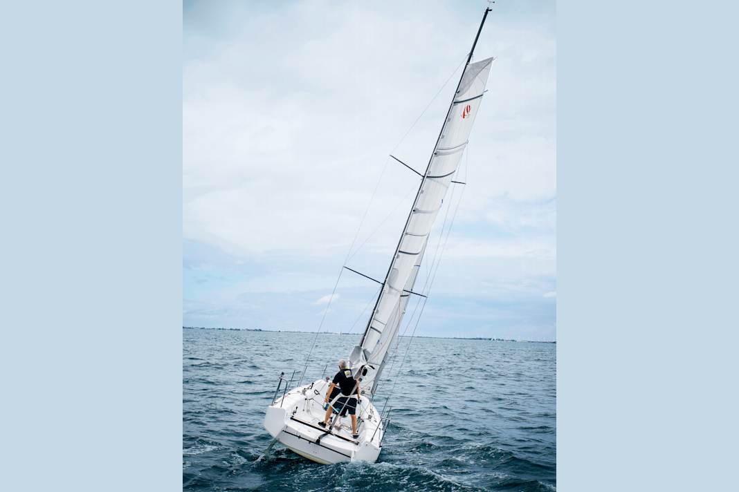 Into the wind: When it's blowing or gusty, the skipper simplifies his work with extreme height. This keeps the position in the boat low and makes it easier to handle the sheet and tiller. Turning boats with a wheel via autopilot