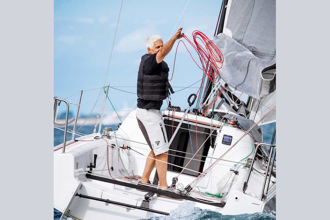 Get rid of it: To recover the gennaker, the halyard and jib line must run out cleanly. The best way to do this is to throw them out aft before starting the manoeuvre. The water slows down the outflow after releasing the clamps