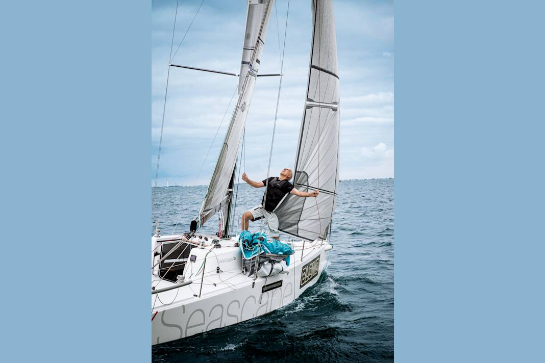Check: Before attaching the lines, check the running paths and the leech of the gennaker. Even experienced sailors have pulled their cloth into the rigging by the neck or tangled the halyard. Always clip the pannier into the railing