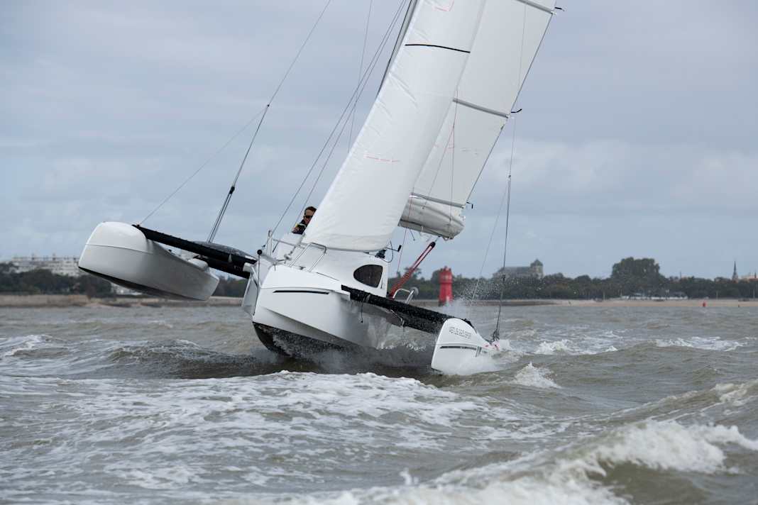 The small trimaran can take a lot of pressure. The centre hull sometimes comes out of the water a little. However, the tripod remains easy to control
