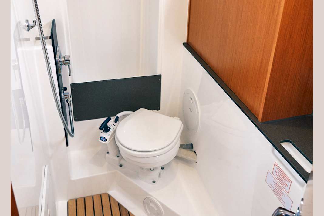 Bavaria Cruiser 33: In the toilet room of the Bavaria there is an open cupboard for oilskins and plenty of space for showering